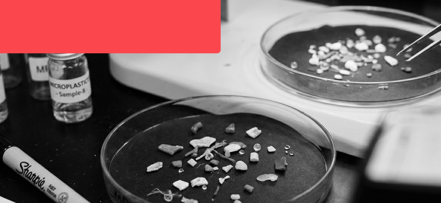 Restricciones de microplásticos en la UE: Reglamento (UE) 2023/2055 y REACH